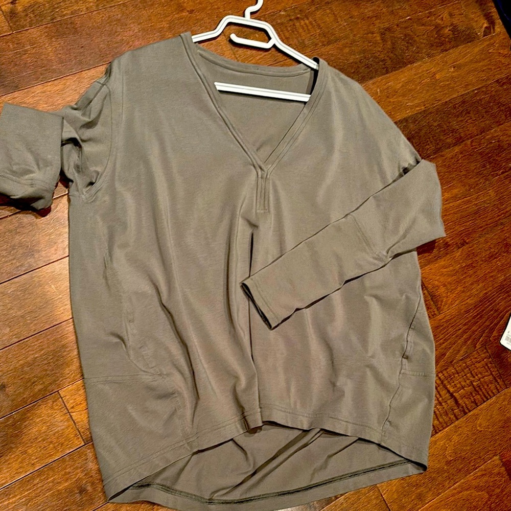 Lululemon Back In Action V-Neck